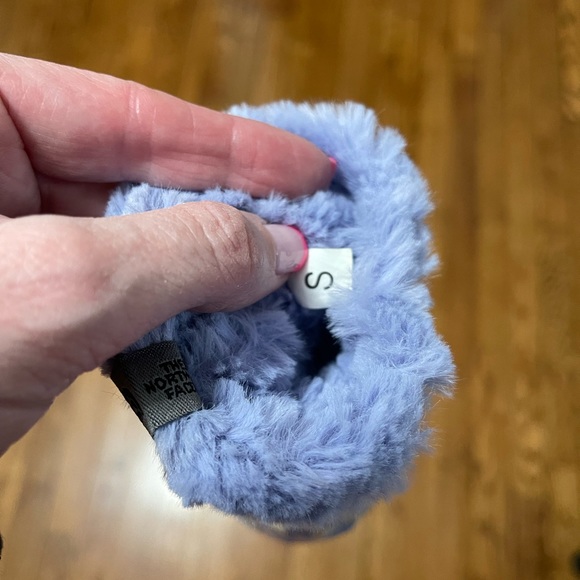The North Face girl size 5/6 gloves - Picture 4 of 5